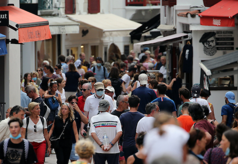 Donibane Lohizuneko Gambetta karrikan kasik ez da ibiltzeko lekurik izaten. © Bob Edme