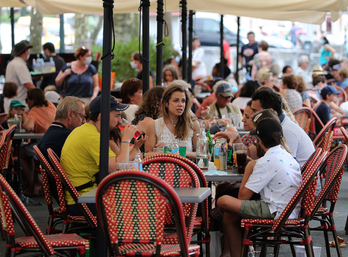 102 T. Les terrasses des cafés, lieus appréciés des touristes, ne désemplissent pas. © Bob EDME.
