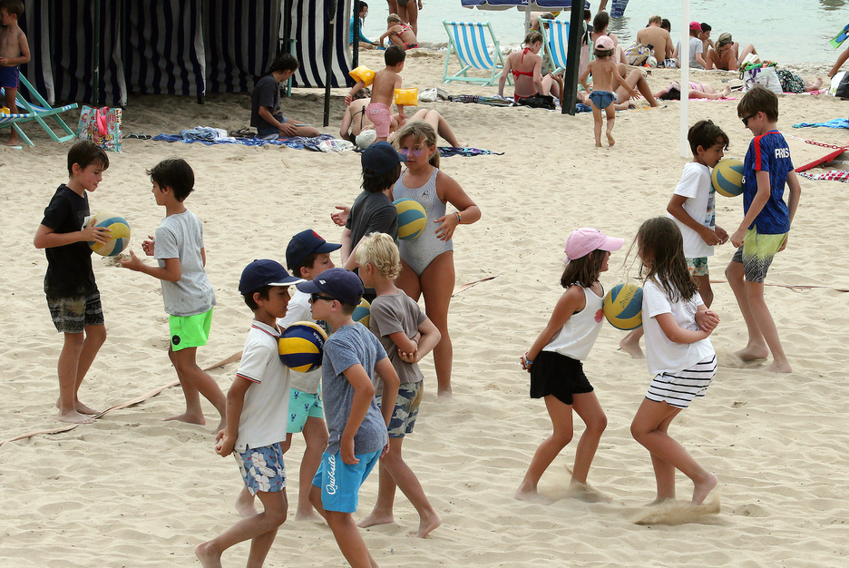 Aucune mesure de sécurité sanitaire lors de ce jeu de plage entre enfants ! © Bob EDME