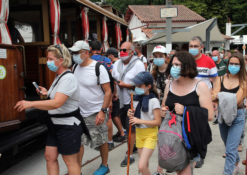 Des mesures sanitaires strictes ont été mises en place, dont le port du masque obligatoire à bord du train de la Rhune, locomotive touristique de la côte basque. © Bob EDME
