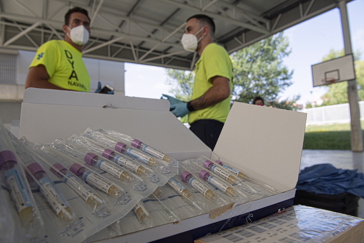 Preparando pruebas PCR en Mendillorri, Iruñea. (Jagoba MANTEROLA / FOKU)
