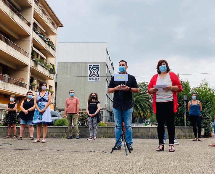 Comparecencia ante la sede de Tubacex en Laudio de los parlamentarios Iker Casanova y Eba Blanco y alcaldes y concejales de EH Bildu de Aiaraldea. (EH BILDU)