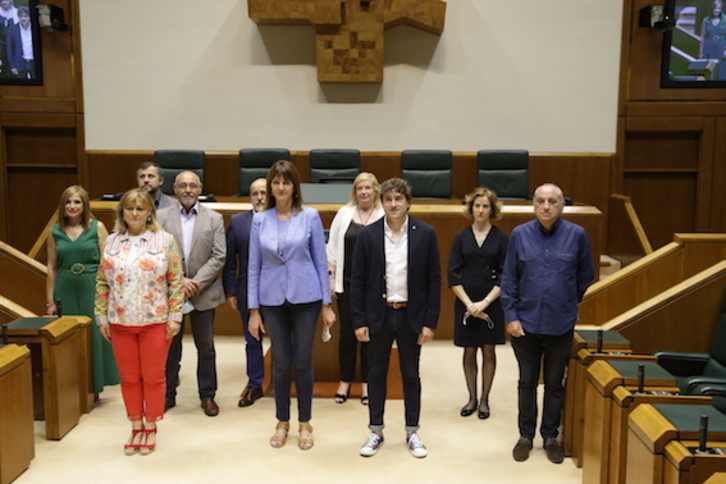 Los diez parlamentarios y parlamentarias del PSE han posado en el salón de plenos. (Jaizki FONTANEDA/FOKU)