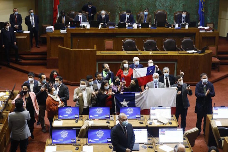 Legisladores chilenos, tras la aprobación de la ley. (CÁMARA DE DIPUTADOS)