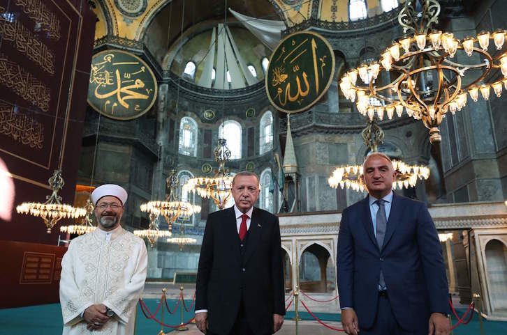Erdogan, en la nueva Santa Sofía, flanqueado por Ali Erbas, ministro de Asuntos Religiosos (Diyanet), y Mehmet Nuri Ersoy, ministro de Turismo. (Murat CETTINMUHURDAR-ILETISM BASKANGLI TÜRKIYE CUMHURIYETI CUMHURBASKANGLI/AFP)