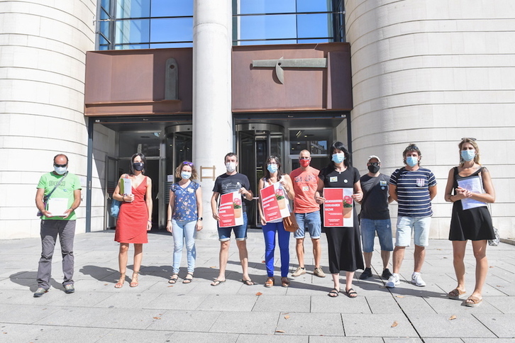 Mendigorriko gurasoak eta Behatokiko kideak Nafarroako Auzitegiaren atarian. (Idoia ZABALETA/FOKU))