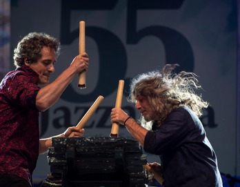 Oreka TX actuó en la plaza de la Trinidad. (Jon URBE / FOKU)