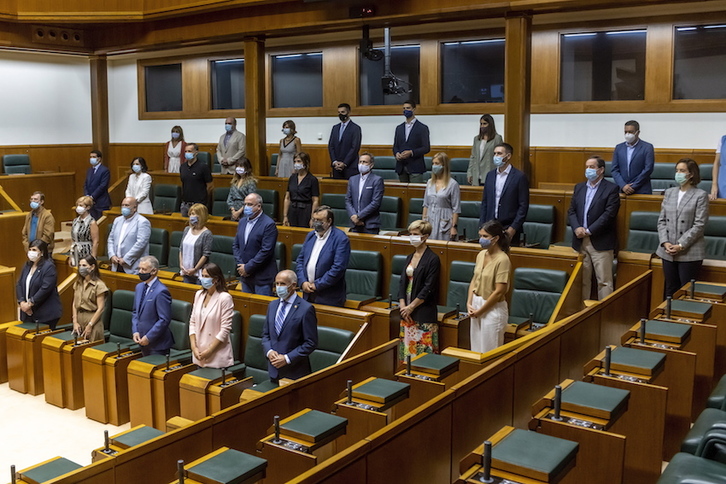 Los parlamentarios del PNV posan en el hemiciclo tras acreditarse. (Jaizki FONTANEDA/FOKU)