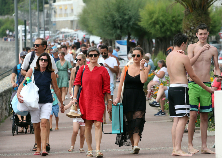 Image del paseo de la playa de Donibane Lohizune, donde se harán test el lunes. (Bob EDME)