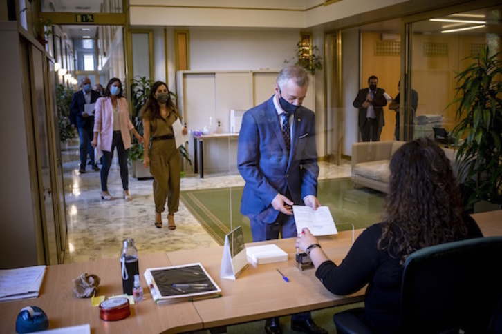 El candidato a lehendakari del PNV, Iñigo Urkullu, se ha acreditado como parlamentario. (Jaizki FONTANEDA/FOKU)