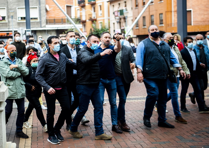 Abascal se mostró desafiante ante los antifascistas que protestaron contra el acto de campaña de Vox en Sestao. (Luis JAUREGIALTZO/FOKU)