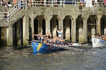 Efusiva celebración de la trainera de Urdaibai tras imponerse en la ría del Ibaizabal. (Aritz LOIOLA / FOKU)