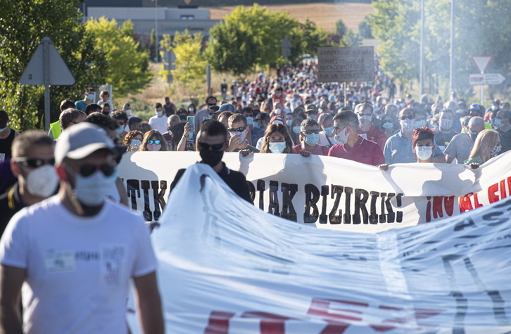 Manifestación en Agoitz contra el cierre, con la planta de Siemens-Gamesa al fondo. (Jagoba MANTEROLA/FOKU)