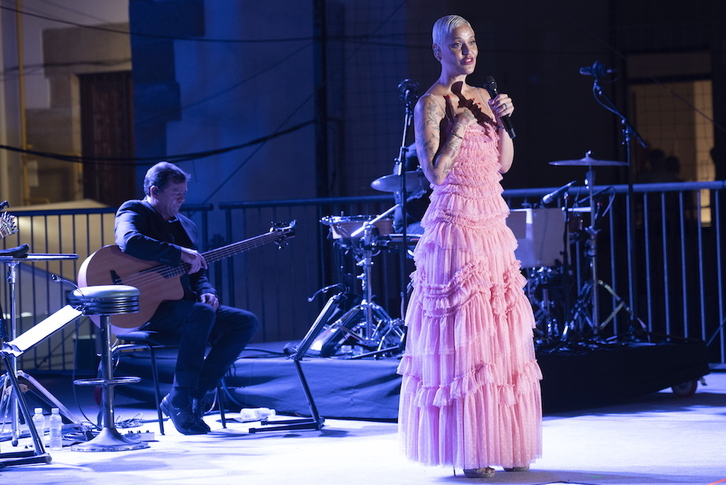 Mariza, en el escenario de la plaza de la Trinidad de Donostia. (Gorka RUBIO/FOKU)
