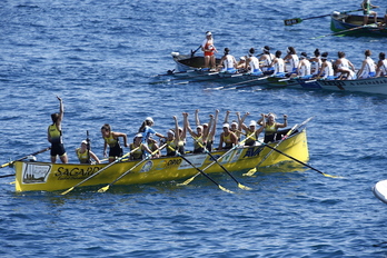 Orioko trainerua Lekeitioko garaipena ospatzen. (Aritz LOIOLA/FOKU)