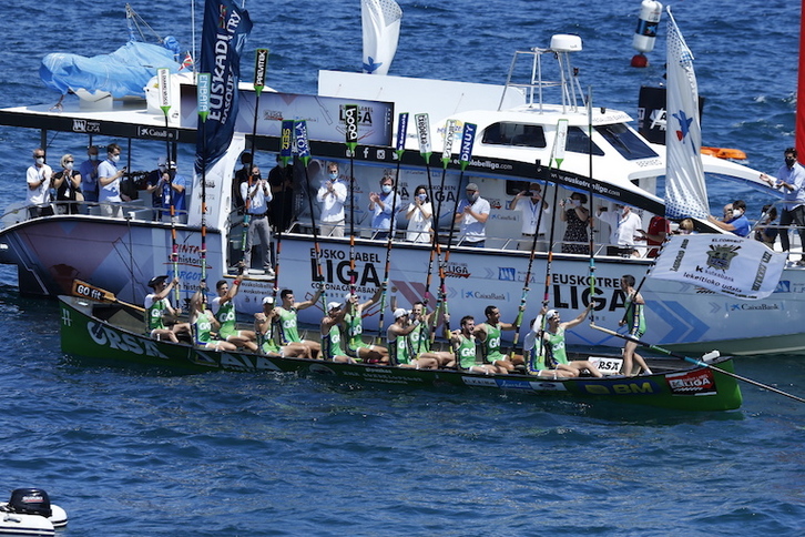 Hondarribiako trainerua Lekeition garaipena ospatzen. (Aritz LOIOLA/FOKU)