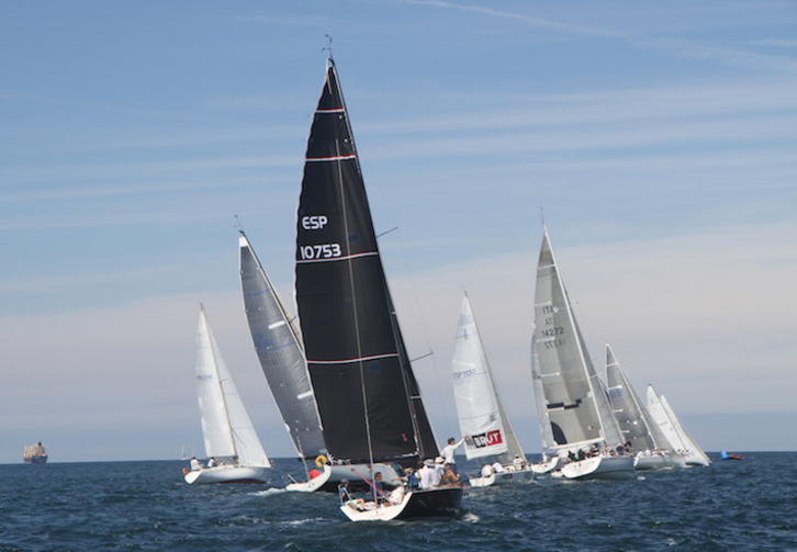 El «Alpega», en primer plano, durante la regata por el Abra. (RCMA)