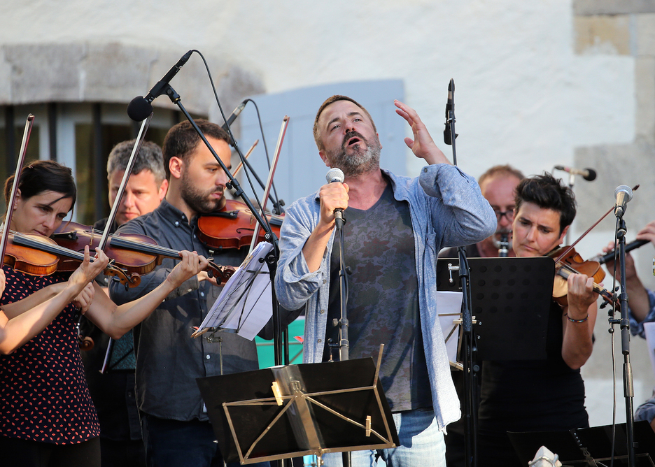 Eñaut Elorrieta Ken Zazpi taldeko kantaria ohiko pasioarekin aritu zen. © Bob Edme