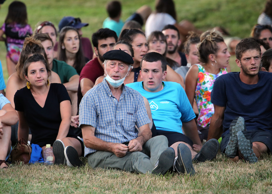 Erramun Martikorena kantaria ere publikoan zen emanaldiaz gozatzen. © Bob Edme