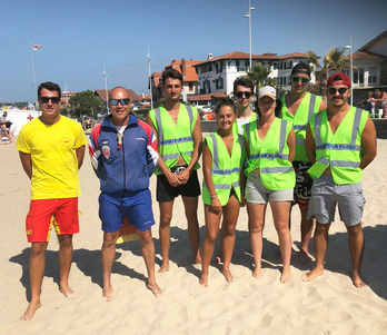 Vous pourrez reconnaître ces médiateurs de plage grâce à leurs gilets jaunes.©MairieHendaye 