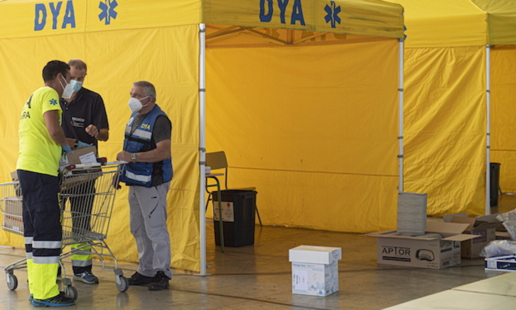 Carpas para hacer pruebas en Mendillorri. (Jagoba MANTEROLA / FOKU)