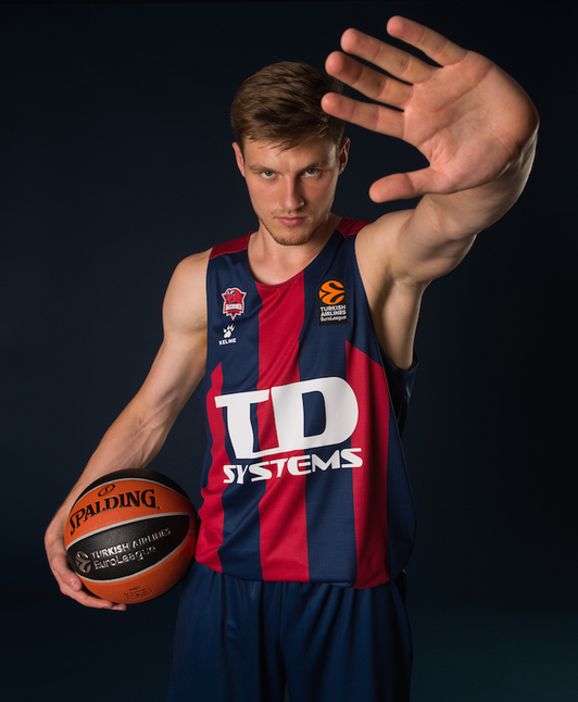 Kuruks ha hecho de modelo para las equipaciones baskonistas. (SASKI BASKONIA)