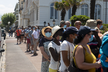 De la jetée aux portes du Grand Hôtel, la file d'attente a été longue pour se faire tester à Saint-Jean-de-Luz. © Guillaume FAUVEAU
