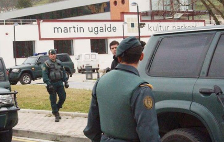 Imagen captada durante la operación de la Guardia Civil contra ‘Egunkaria’.