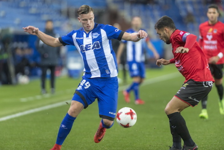 Demirovic apenas ha jugado seis partidos defendiendo la elástica del Alavés. (Juanan RUIZ/FOKU)