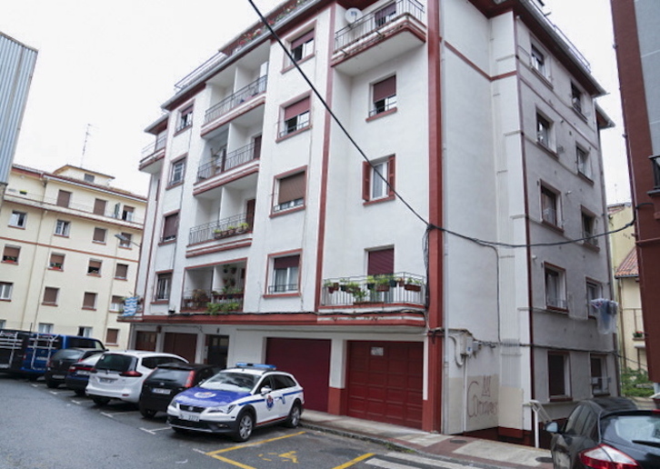 El bloque de viviendas afectado en Hernani. (Jon URBE/FOKU)