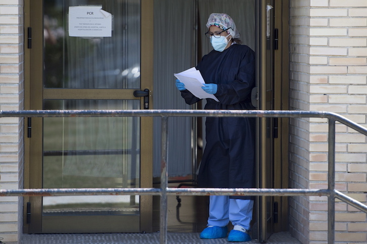 Una trabajadora sanitaria en el hospital de Tutera. (Iñigo URIZ/FOKU)
