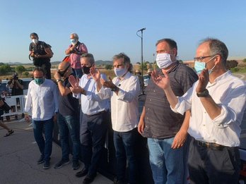Jordi Cuixart, Oriol Junqueras, Joaquín Forn, Raül Romeva y Jordi Sànchez hoy ante la cárcel de Lledoners. (@omnium)