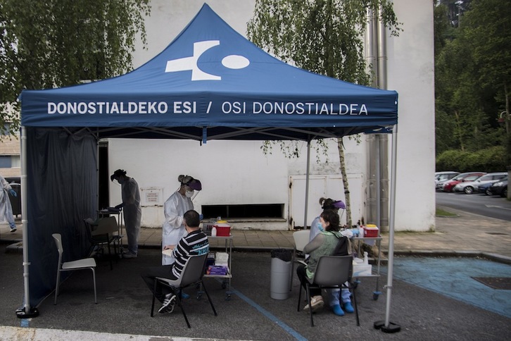 Sanitarios de Osakidetza realizan test PCR en el ambulatorio de Zarautz. (Gorka RUBIO/FOKU)
