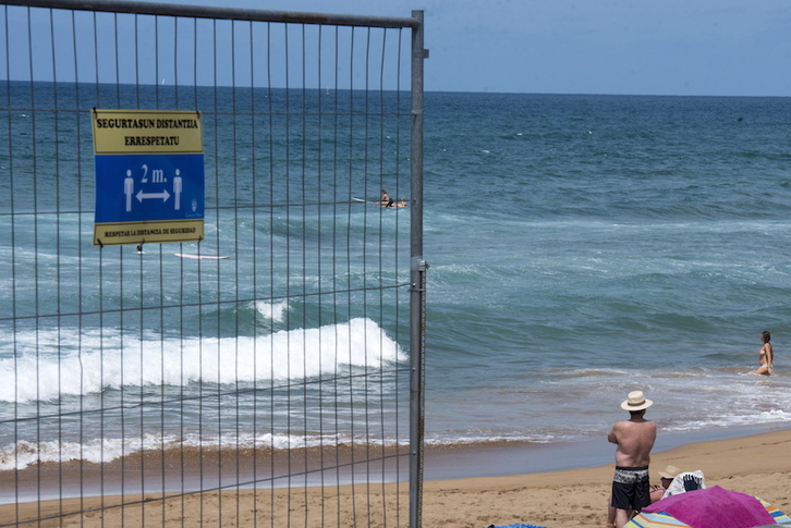 Cartel de acceso a la playa de Zarautz. (Gorka RUBIO / FOKU)