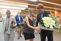 Maria Jauregi eta Xabier Ezeizabarrena, lore eskaintzaren unean, atzean Maixabel Lasa eta Markel Olano dituztela. (Idoia ZABALETA/FOKU)