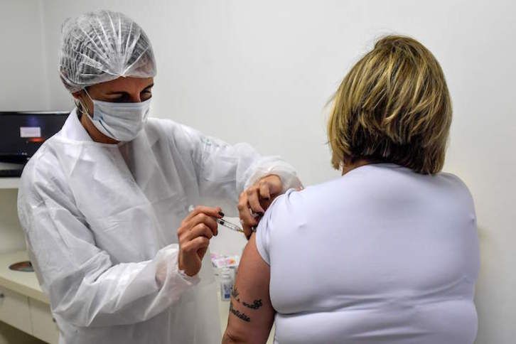 Una voluntaria brasileña participa en Sao Paulo en los ensayos de la Fase III de la vacuna desarrollada por la universidad de Oxford. (Nelson ALMEIDA/AFP)