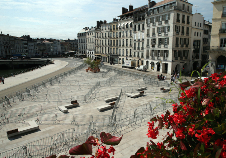 Plaza del Ayuntamiento en Baiona, llena de vallas. (Bob EDME/FOKU)