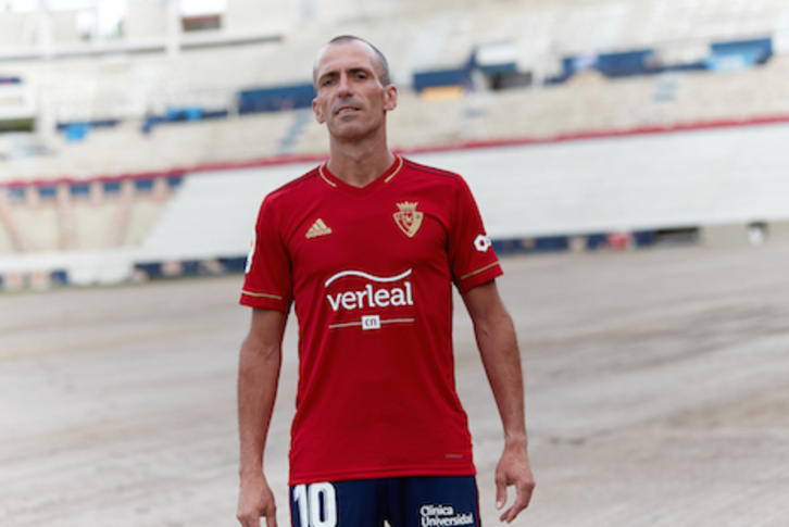 Patxi Puñal ha ejercido de modelo para tan histórica presentación. (OSASUNA)