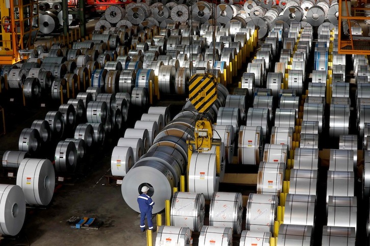 Bobinas de acero en la planta siderúrgica de Salzgitter AG. (Morris MAC MATZEN | AFP)