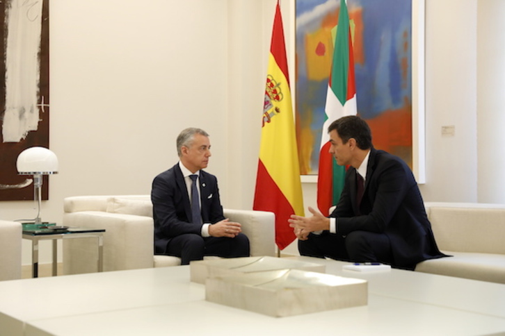 El lehendakari, Iñigo Urkullu, y el presidente, Pedro Sánchez, en una reunión en la Moncloa. (J.DANAE/FOKU)