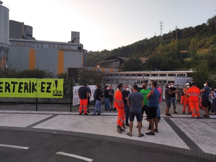 Movilización ante la planta de Cementos Rezola en Añorga. (LAB SINDIKATUA)