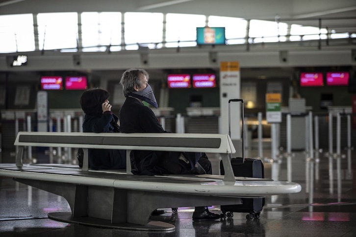 Pasajeros en el aeropuerto de Loiu uno de los primeros días tras decretarse el estado de alarma. (Aritz LOIOLA/FOKU)