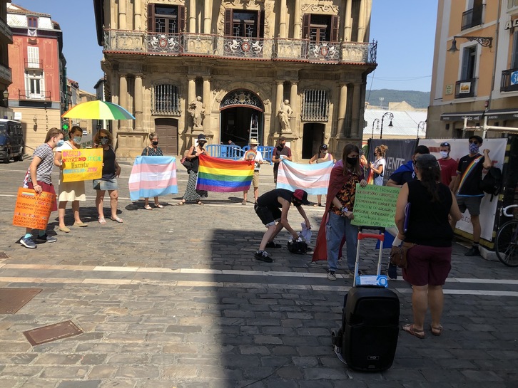Concentración frente al Ayuntamiento de Iruñea para denunciar los recortes en Harrotu por parte del Consitorio iruindarra. (Ibai AZPARREN)