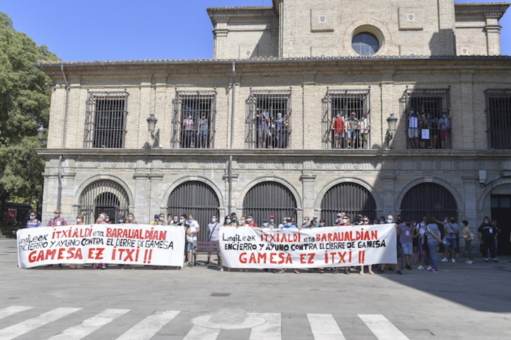 Agoizko Siemens Gamesako langileak, Iruñeko San Lorenzo elizaren aurrean. (Idoia ZABALETA/FOKU)