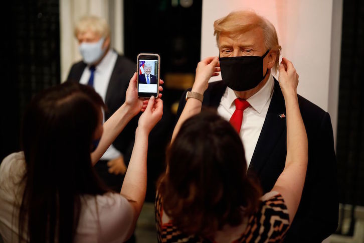 Figura de cera de Donald Trump con mascarilla en el Museo de Cera Madame Tussauds de Londres. (Tolga AKMEN/AFP)