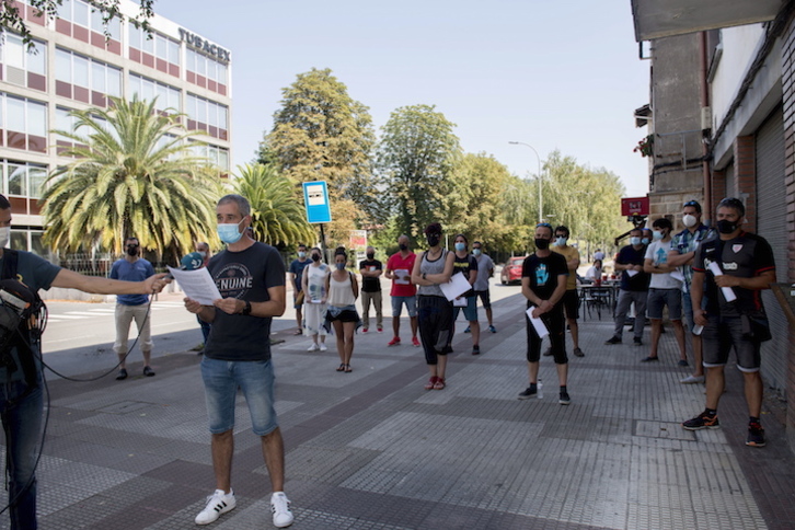 Los trabajadores de Tubacex, en la rueda de prensa frente a la sede del grupo en Laudio. (Raúl BOGAJO/FOKU)