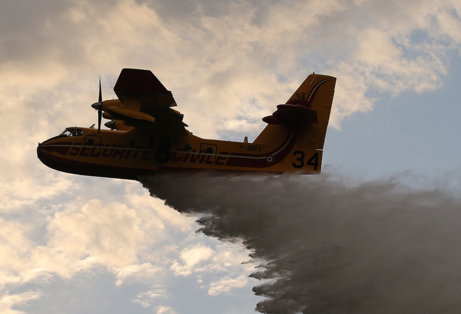 Deux Canadair en provenance de Mérignac ont aidé à éteindre l'incendie. © Bob EDME