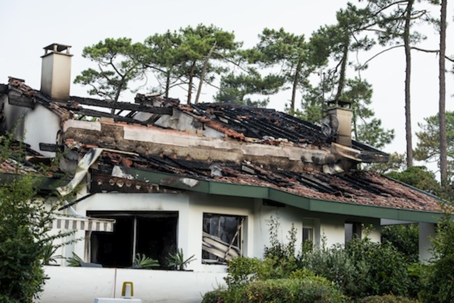 Sua etxeetik oso hurbil sortu da. (Guillaume FAUVEAU/FOKU)