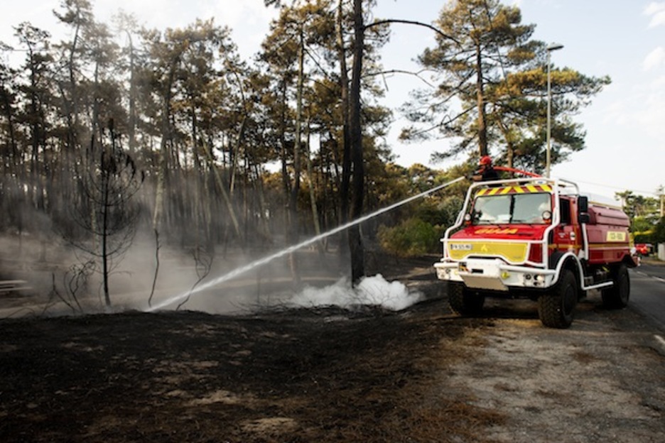 Baiona eta Landetako suhiltzailek parte hartu dute sutea itzaltzeko lanetan. (Guillaume FAUVEAU/FOKU)