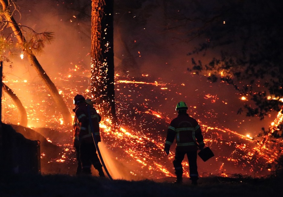 Suteak 50 hektarea erre zituen lehenengo orduetan. (Bob EDME/FOKU)